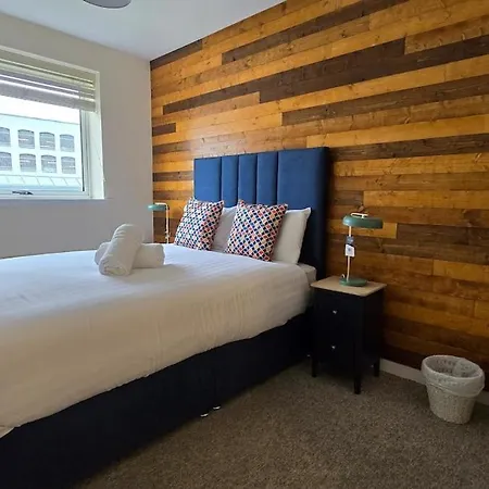 Charming Newly Renovated 2 Bed With Free Parking Apartment