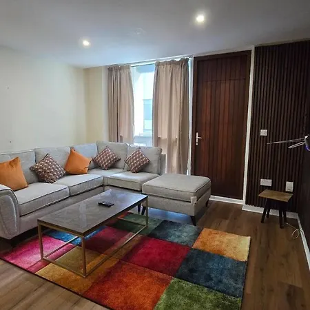 Charming Newly Renovated 2 Bed With Free Parking 戈尔韦