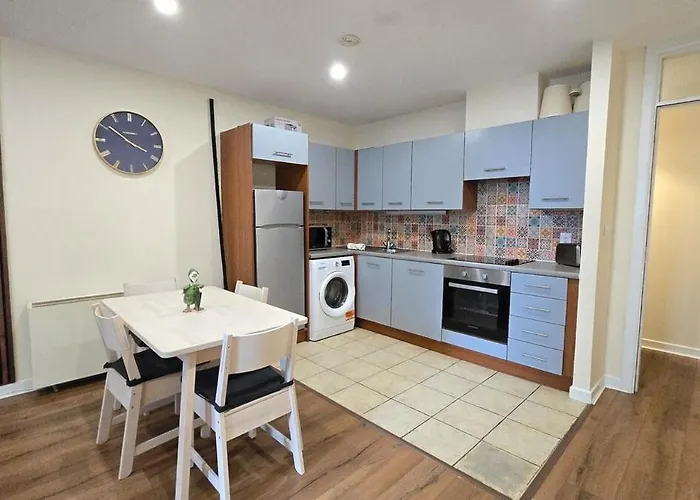 Charming Newly Renovated 2 Bed With Free Parking