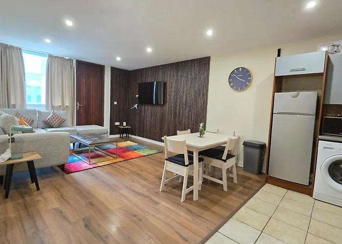 Charming Newly Renovated 2 Bed With Free Parking *