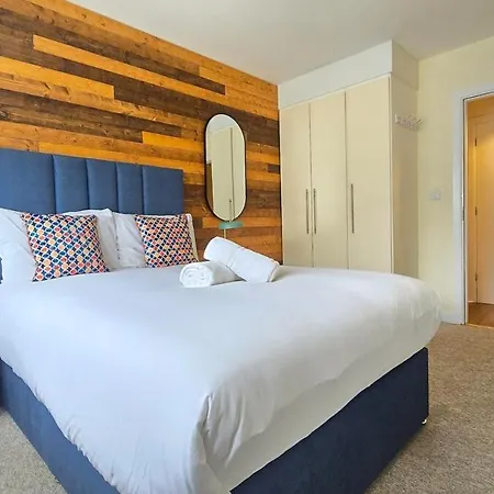 Charming Newly Renovated 2 Bed With Free Parking Appartement *